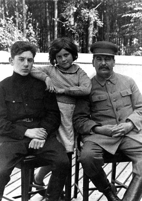 Иосиф Сталин с сыном Василием и дочерью Светланой на Ближней даже в Волынском, 1935 год. Источник: wikipedia