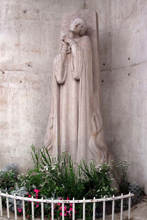 Памятник Жанне д'Арк на месте ее сожжения в Руане. Фото: Владимир Шеляпин / Wikimedia