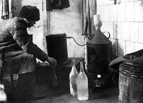 Русский крестьянин гонит самогон, фото 1920-х годов. Globallookpress.com