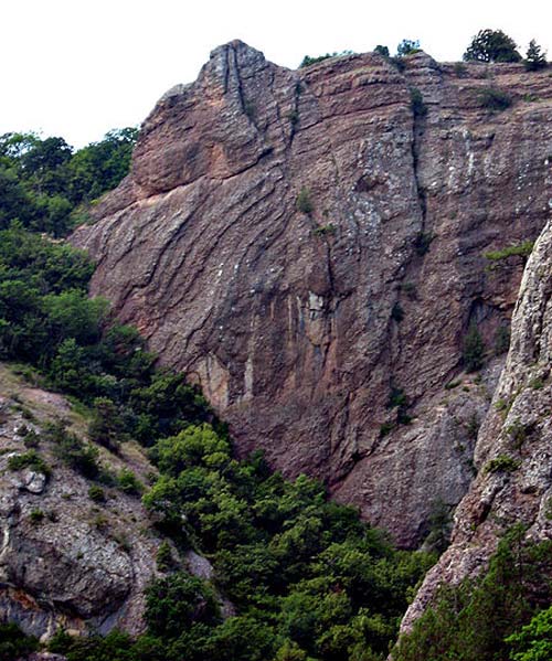 Красный камень в окрестностях села Краснокаменка (Кизилташ). wikimedia
