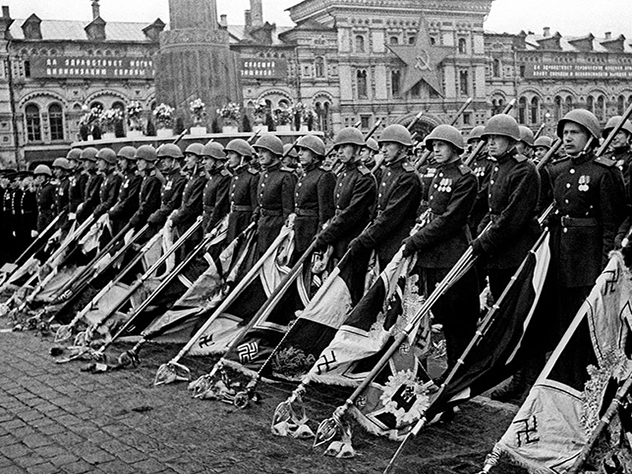 Суд Архангельска отменил штраф за публикацию в соцсети фото с Парада Победы 1945 года