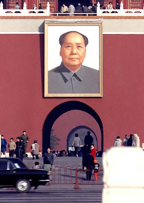Мао Цзедун-портрет на воротах Небесного спокойствия, вход в Запретный город в Пекине. Фото: Wikimedia.org 