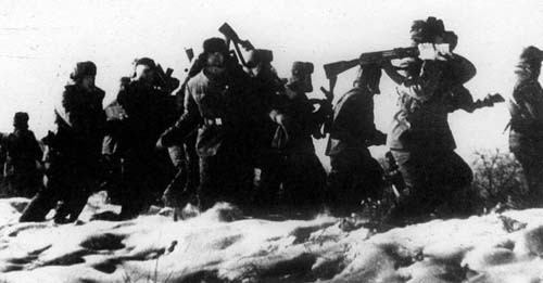 Китайские военнослужащие провоцируют драку, автоматы и карабины пока используются в качестве дубин. Даманский, январь 1969 года