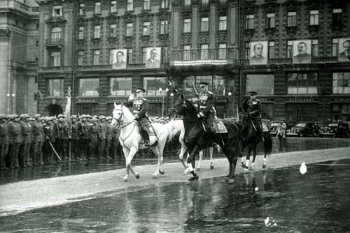 Георгий Жуков принимает Парад Победы. Фото: Wikimedia.org