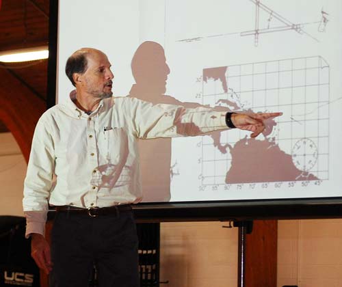 Стивен Каллахэн на лекции в North Yarmouth Academy показывает схему своего знаменитого дрейфа, 2016 год. Wikipedia