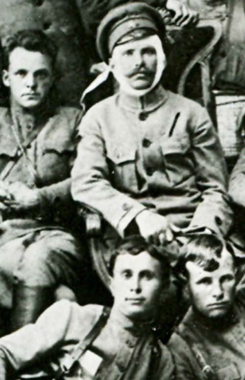 Слева направо в верхнем ряду Фурманов и Чапаев, в нижнем Петр Исаев (ординарец Петька) и Семен Садчиков. wikipedia