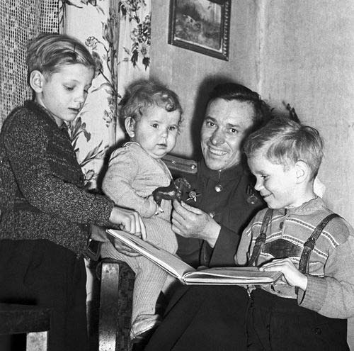 Писатель Андрей Некрасов с детьми, 1954 год. Фото С.Иванова - Аллилуева (Фотохроника ТАСС)