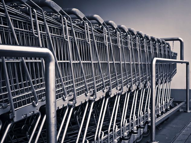 Работники питерского супермаркета избили посетителей‍