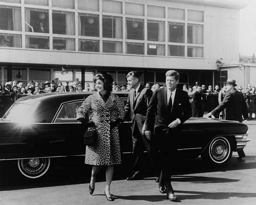 35-й президент Америки Джон Кеннеди с супругой. Wikimedia