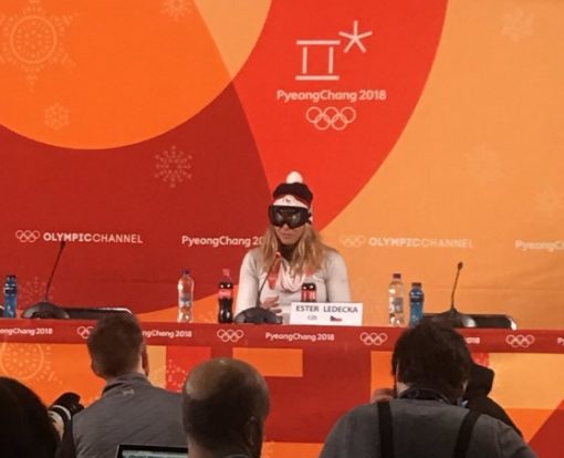 Чешка Эстер Ледецка умудрилась завоевать золотые медали Пхенчхана сразу в двух видах спорта — сноуборде и горных лыжах. Причем ко второй победе Ледецка была не готова и на пресс-конференцию после победы вышла в горнолыжной маске. Снимать ее спортсменка отказалась, аргументируя это тем, что она не накрашена.