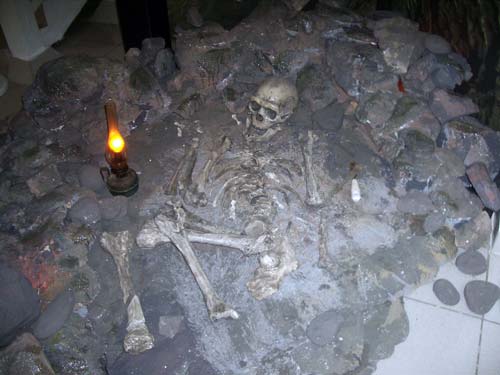Реконструкция захоронения неандертальца, Дарвиновский музей. Источник: wikipedia