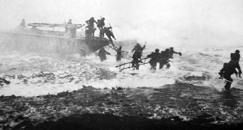 Джек Черчилль впереди всех мечом в руках. Фото: Wikimedia.org