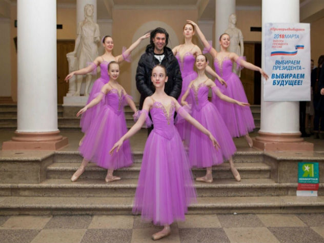 На выборах балерины в пачках приветствовали Николая Цискаридзе