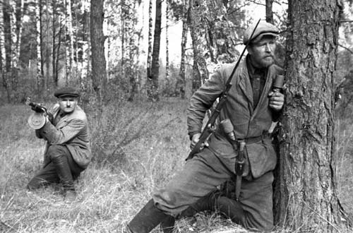 Белорусский партизан, вооруженный винтовкой Мосина. 1943 год. wikimedia