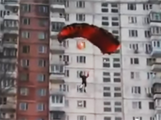 На юге Москвы любитель эстрима спрыгнул с крыши многоэтажки