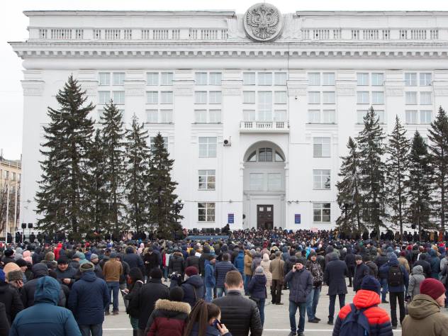 Замглавы Кузбасса Цивилев на коленях просил прощения за трагедию в «Зимней вишне»