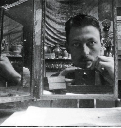1898 год. Самая древняя попытка сфотографировать себя в зеркале, по крайней мере дошедшая до нас, принадлежит бельгийскому художнику Анри Эвенепулу.
