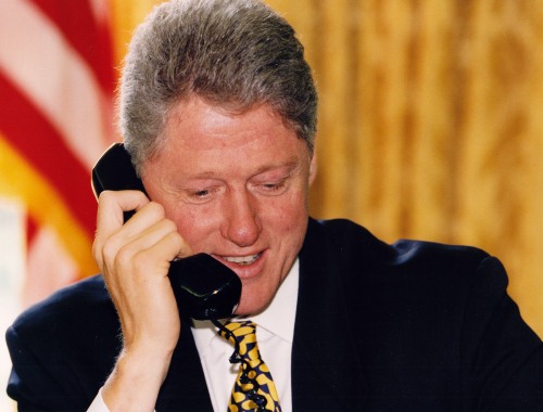 42-й президент США Билл Клинтон выбрал в 1992 году в качестве своего предвыборного слогана неоднозначную фразу, которая казалась ему смешной: «Это экономика, дурачок!»

Фото: globallookpress.com