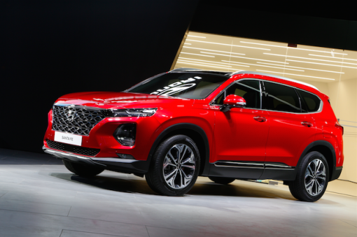Hyundai презентовала четвертое поколение популярного в России кроссовера Santa Fe. Паркетник стал значительно больше, вместительнее и мощнее. Уже осенью он доберется до российских автосалонов. Фото: Hyundai