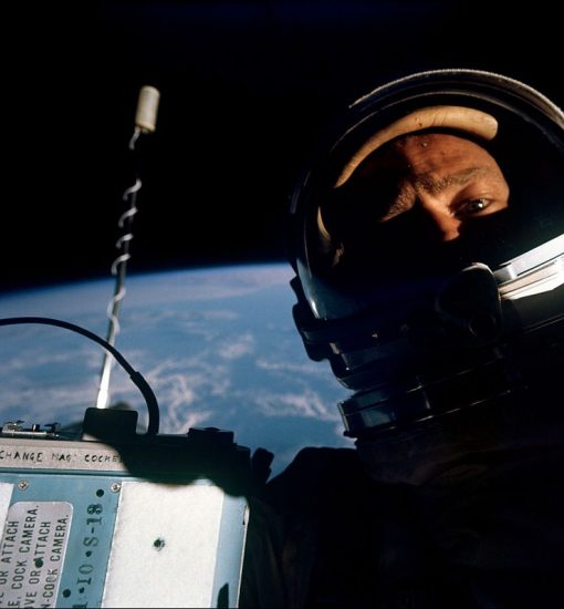 1966 год. Наконец, еще один важный для человечества снимок — первое селфи в космосе, сделанное Баззом Олдрином во время миссии Джемини-12.