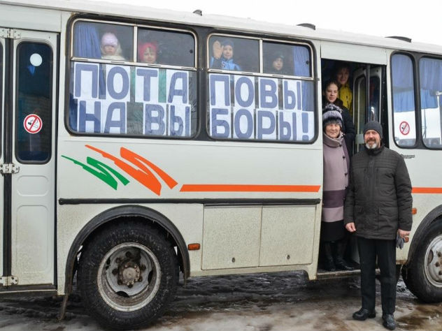 Волгоградская семья из 30 человек приехала на выборы со своим лозунгом