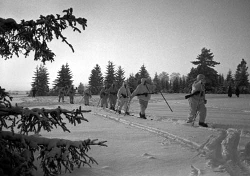Советские десантники совершают лыжный рейд по тылам врага. Зима 1941/1942 года. Подмосковье. Фото: Минобороны России