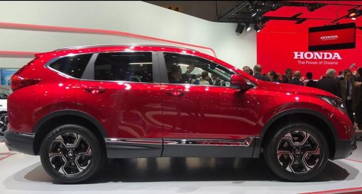 Honda привезла в Швейцарию пятое поколение легендарного кроссовера CR-V. Он обзавелся гибридной силовой установкой, в состав которой входят двухлитровый бензиновый агрегат и два электродвигателя.