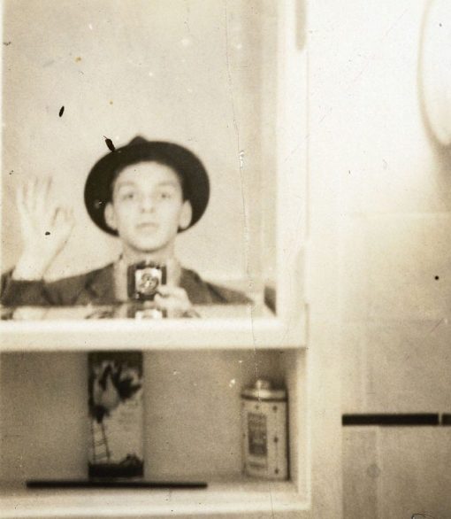 1938 год. Вскоре к фотографированию самих себя пристрастились и знаменитости. Вот селфи молодого Фрэнка Синатры, которое всего два года назад обнаружила в семейных архивах внучка певца Аманда. Фото: Sinatra Family Archives