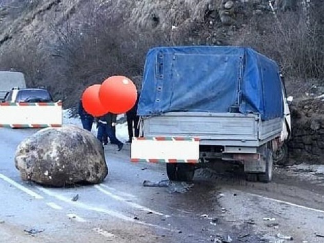Огромный валун скатился на автомобиль в горах Кабардино-Балкарии