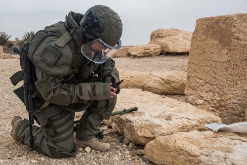 Российский сапер за работой по спасению исторического наследия человечества. Сирия, Пальмира. Источник: mil.ru