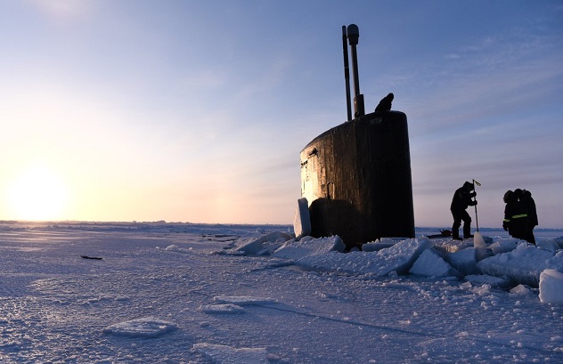 Американская субмарина застряла во льдах, «стреляя» по России