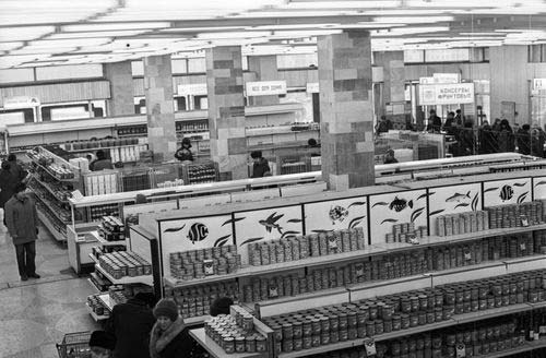 Консервное изобилие в крупном универсаме Ростова, 80-е годы. Фото: Недеря Евгений/Фотохроника ТАСС