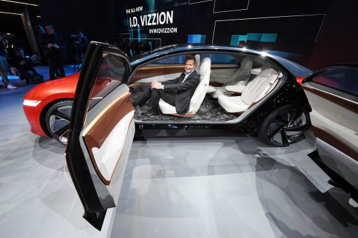 I.D. Vizzion оснащен сразу двумя электродвигателями общей мощностью 306 лошадиных сил, который позволяет разгоняться до сотни за 6,3 секунды и развивать максимальную скорость 180 км/ч.  Выпустить на дороги автопилот, не требующий вообще никакого человеческого вмешательства, немцы обещают до 2025 года. Фото: globallookpress.com