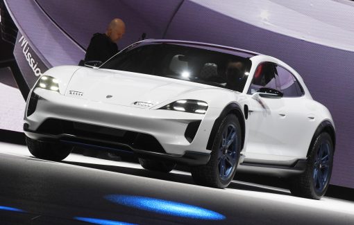 Porsche Mission E Cross Turismo — немецкий производитель готовит конкурента Tesla, демонстрируя, что электрический кроссовер может быть невероятно быстрым — 600 лошадиных сил разгоняют автомобиль до сотни всего за 3,5 секунды. Фото: globallookpress.com