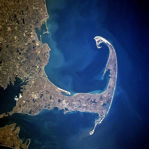 Вид на полуостров Кейп-Код и залив Кейп-Код из космоса. Источник: wikimedia.org