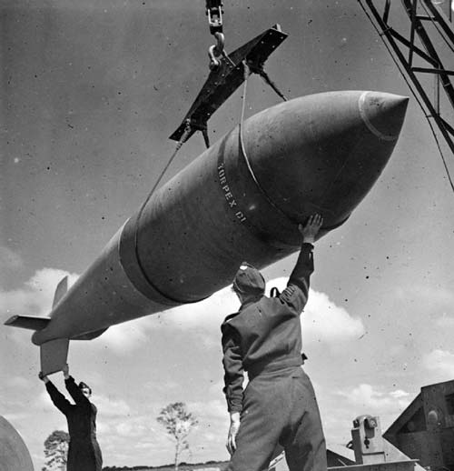 «Верзила» загружается в бомбардировщик. wikimedia