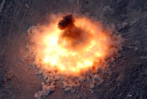 Взрыв бомбы BLU-82 Daisy Cutter «Косилка маргариток». wikimedia