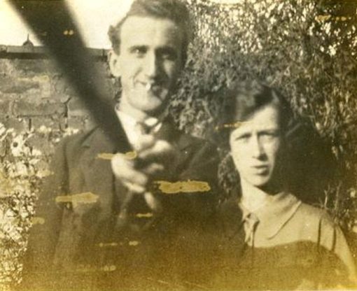 1926 год. Эта английская молодая пара, сама того не осознавая, изобрела первую в мире селфи-палку — в ее роли выступал тогда обыкновенный штатив.