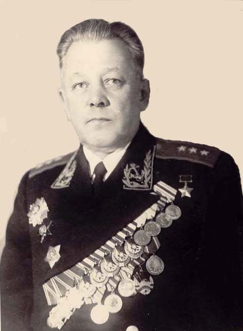 Полковник Преображенский Евгений Николаевич, лично командовавший флагманским экипажем во время первой бомбардировки Берлина. Источник: wikipedia.org