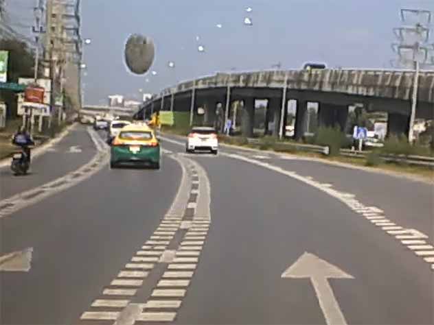 Падение «НЛО» на автодорогу в Таиланде попало на видео