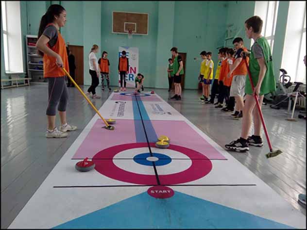 Красноярских школьников начали учить керлингу, самбо и другим видам спорта