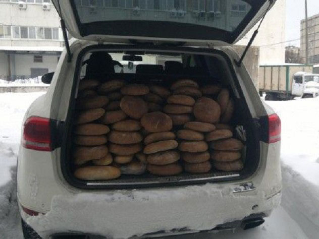 «Хоть шофер не хлеб»: набитая буханками легковушка возмутила владикавказцев