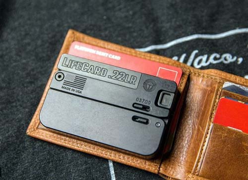 LifeCard легко уместится в мужском портмоне. Фото:<a href=" https://www.Instagram**.com/p/Bf1jTCUgfzd/" target="_blank">  Instagram**</a>