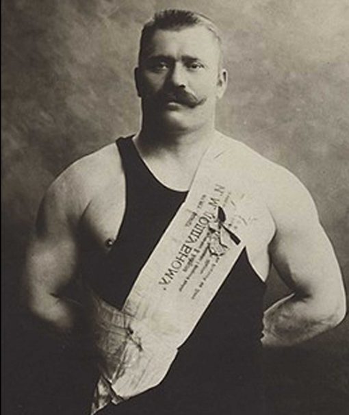 Иван Поддубный — «чемпион чемпионов», как его представляли на соревнованиях в Европе. Нашему знаменитому борцу принадлежит рекорд, который вряд ли когда-нибудь кто-то побьет — он сохранял за собой звание чемпиона мира по борьбе в течение 33 лет подряд. В наше время ни одна спортивная карьера даже не длится столько времени. Поддубный же боролся и выступал в цирке с силовыми номерами до 70 лет и покинул арену лишь по строгому настоянию врачей.