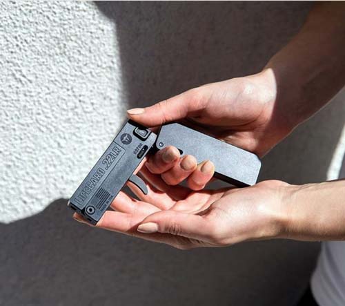 Даже в женской руке пистолет LifeCard кажется миниатюрным. Фото:<a href=" https://www.*instagram.com/p/BgrsYVQg3bC/" target="_blank">  Instagram*</a>