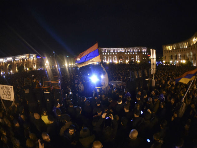 Митингующим в Ереване зачитали инструкции задержанного лидера протеста