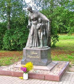 Памятник Арине Родионовне в Воскресенском. Источник: wikipedia 