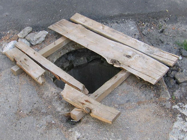В Ивановской области муж пытался утопить жену в канализации во время ссоры