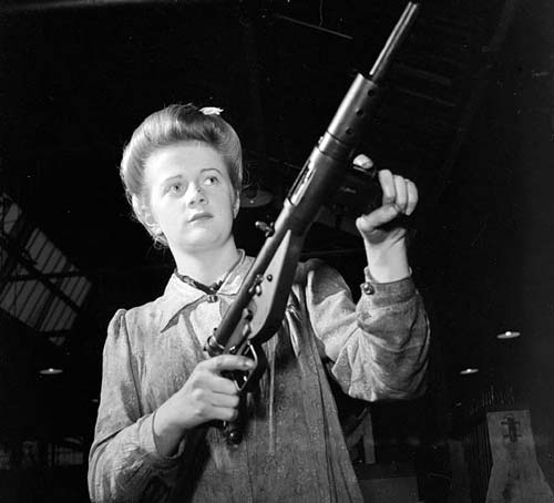 Женщина-рабочий позирует со STEN Mk. II на фабрике в Лонг-Бранч, Онтарио, 1942 год. Источник: wikipedia.org