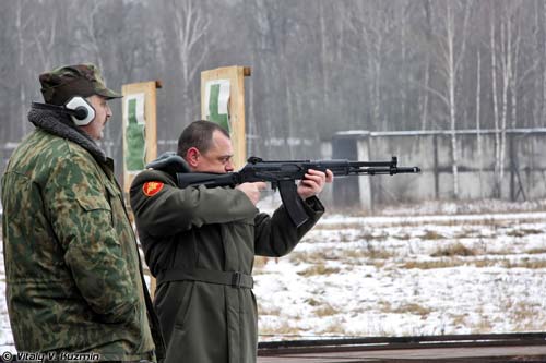 Автомат Калашникова до сих пор считается наиболее проверенным во всех смыслах, в том числе и в затратах на производство. Источник: wikimedia.org
